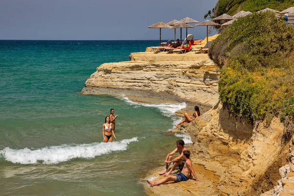 Sidari Corfú Grecia Agosto 2021 Los Jóvenes Relajan Famoso Complejo —  Fotos de Stock