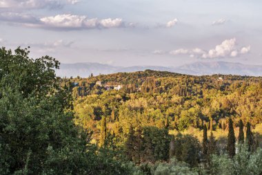 Yunanistan 'ın orta kesimindeki Korfu adasında günbatımında tipik kırsal alan.