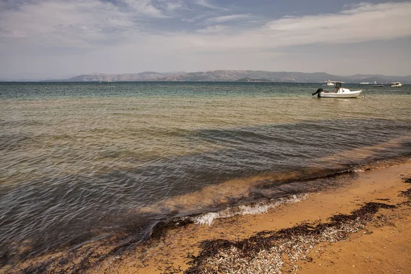 ギリシャの固定船とコーフ島の南海岸の海景 — ストック写真