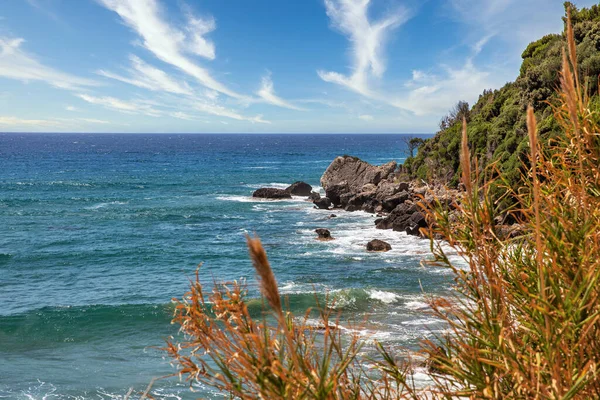 Hermosa Vista Panorámica Olas Mar Estrellándose Contra Rocas Con Salpicaduras — Foto de Stock