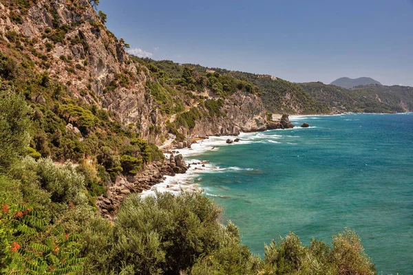 Güzel Manzaralı Deniz Dalgaları Sıçramalarıyla Kayalara Çarpıyor Mirtiotissa Korfu Adası — Stok fotoğraf