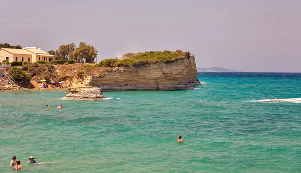 Sidari Corfu Grécia Agosto 2021 Pessoas Relaxam Praia Famoso Resort — Fotografia de Stock