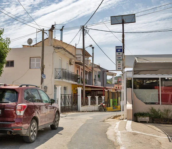 Kabos, Korfu, Yunanistan - 05 Ağustos 2021: Subaru Forester eski dar bir tatil köyü sokağına park etti. Subaru Forester 1997 'den beri üretilen kompakt bir arazi aracı..