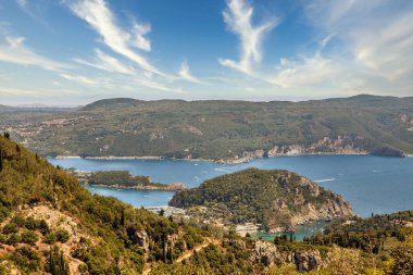 Paleokastritsa yukarıdan güzel bir manzara. Korfu Adası, Yunanistan.