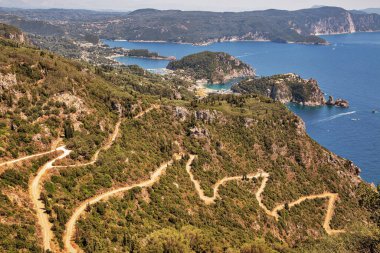 Paleokastritsa yukarıdan güzel bir manzara. Korfu Adası, Yunanistan.