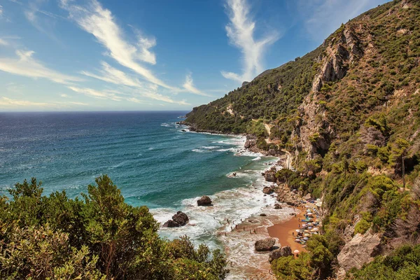 Güzel Manzaralı Deniz Dalgaları Sıçramalarıyla Kayalara Çarpıyor Mirtiotissa Korfu Adası — Stok fotoğraf