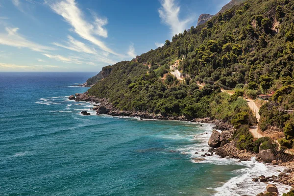 美丽的风景 海浪拍打着岩石 水花四溅 希腊科孚岛Mirtiotissa — 图库照片