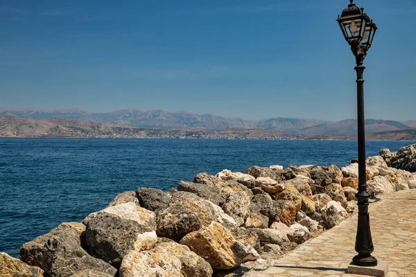 Küçük Bir Köy Olan Kassiopi Nin Rıhtımındaki Sokak Lambaları Korfu — Stok fotoğraf