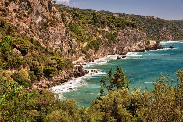 Bela Vista Panorâmica Ondas Mar Colidindo Com Rochas Com Salpicos — Fotografia de Stock