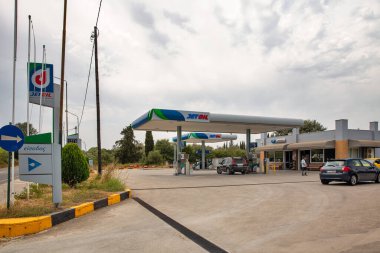 Lefkimmi, Korfu, Yunanistan - 05 Ağustos 2021: Jetoil benzin istasyonunda arabalara benzin dolduruldu. Jetoil SA, 2018 yılından beri Yunanistan 'da faaliyet gösteren bir petrol şirketi..