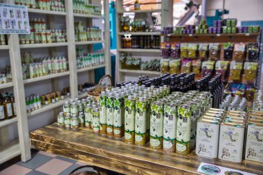 Vraganiotika, Korfu, Yunanistan - 05 Ağustos 2021: Mavrodius aile fabrikası zeytinyağı dükkanını geniş yelpazeli zeytinyağı ürünleriyle donatıyor.