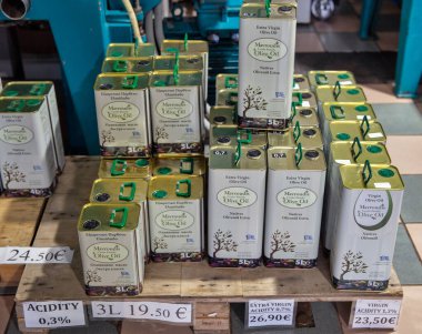 Vraganiotika, Korfu, Yunanistan - 05 Ağustos 2021: Mavrodius aile fabrikası zeytinyağı dükkanını geniş yelpazeli zeytinyağı ürünleriyle donatıyor.