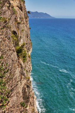 Deniz kenarındaki uçurumu olan güzel bir deniz manzarası. Mirtiotissa, Korfu Adası, Yunanistan.