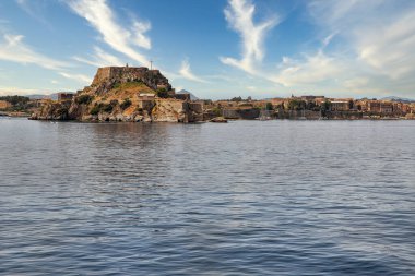 Duvarları denize açılan Eski Venedik Kalesi, Cavosidero Burnu ve ön planda Deniz Kalesi 'nin ünlü turistik simgesi. Kerkyra Şehri, Korfu, Yunanistan
