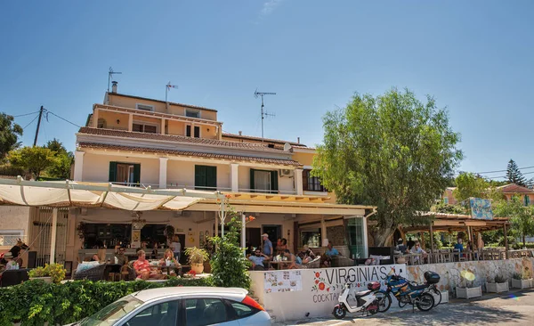 Kassiopi Corfu Grécia Agosto 2021 Pessoas Visitam Café Restaurantes Orla — Fotografia de Stock