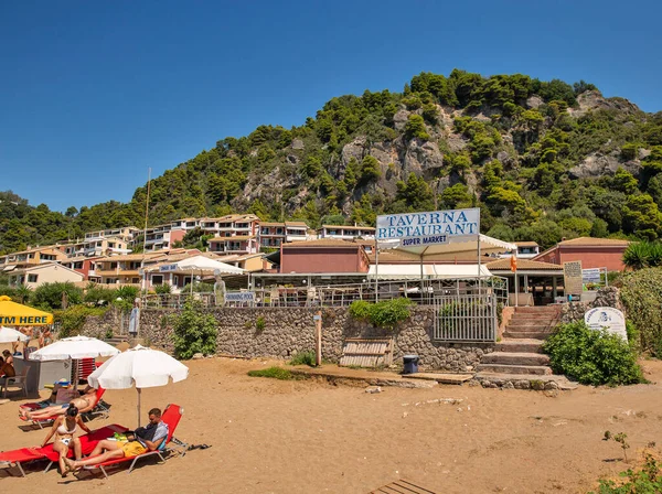 Corfu Grécia Agosto 2021 Pessoas Relaxam Praia Glyfada Corfu Uma — Fotografia de Stock