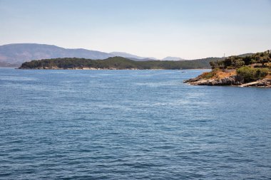 Küçük Kassiopi köyünde deniz manzarası, Korfu adası, Yunanistan,