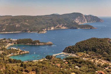 Paleokastritsa yukarıdan güzel bir manzara. Korfu Adası, Yunanistan.