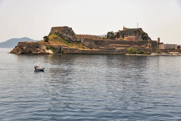 Duvarları denize açılan Eski Venedik Kalesi, Cavosidero Burnu ve ön planda Deniz Kalesi 'nin ünlü turistik simgesi. Kerkyra Şehri, Korfu, Yunanistan