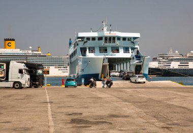 Kerkyra, Korfu, Yunanistan - 10 Ağustos 2021: Alkinoos feribot gemisi Corfu limanından Igoumenitsa 'ya yükleniyor ve kalkıyor. 2002 yapımı Kerkyra Lines filosundaki bir gemi..