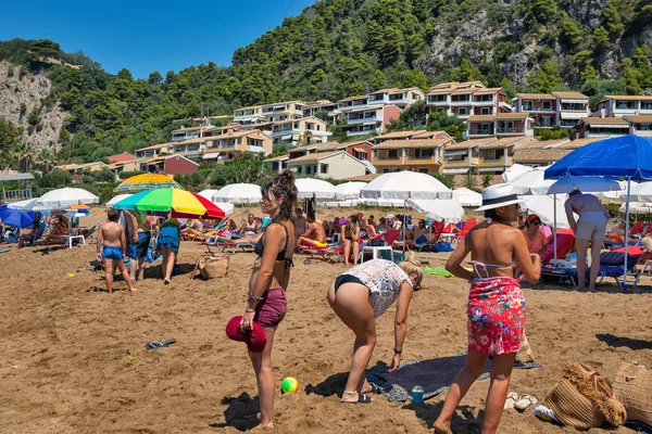 Korfu Grecja Sierpnia 2021 Ludzie Relaksują Się Plaży Glyfada Korfu — Zdjęcie stockowe