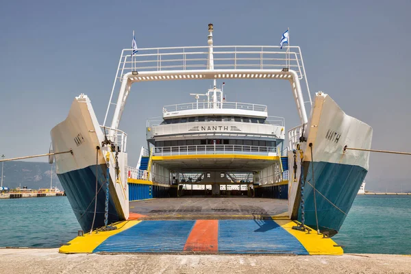 希腊科孚Kerkyra 2021年8月10日 南港轮渡船准备在科孚客运港装载开放式船头 — 图库照片