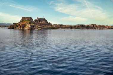 Duvarları denize açılan Eski Venedik Kalesi, Cavosidero Burnu ve ön planda Deniz Kalesi 'nin ünlü turistik simgesi. Kerkyra Şehri, Korfu, Yunanistan