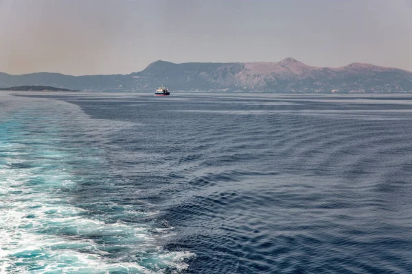 Seascape Com Navio Ferry Navega Distância Largo Costa Grécia — Fotografia de Stock