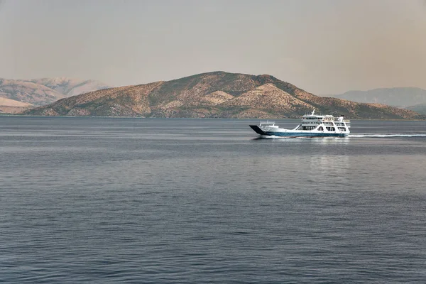Морской Пейзаж Паромом Отплывает Вдали Побережья Греции — стоковое фото