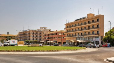 Kerkyra, Korfu, Yunanistan - 10 Ağustos 2021: Atlantis Oteli ve yolcu limanına yakın otel Ionion.