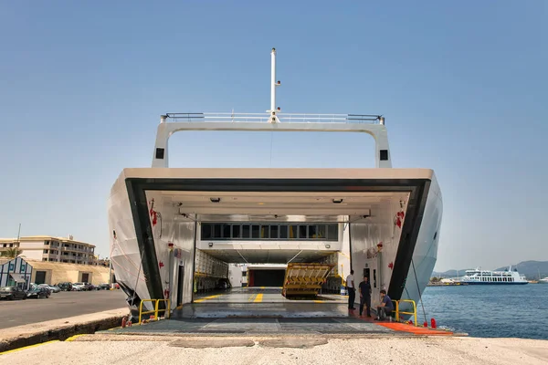 ケルクラ コルフ ギリシャ 2021年8月10日 ホラIiフェリーは コルフの旅客港で開かれた弓でロードする準備ができています 2004年に建造された — ストック写真