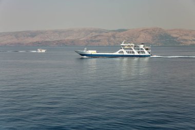 Feribot gemisiyle Yunanistan kıyılarından uzakta deniz manzarası.