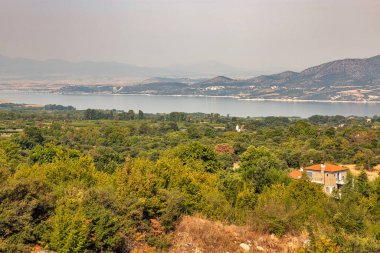 Polyfytos yapay gölü, Servia Neraida köprüsü ve Velventos köyü üzerinde sabah görüşü. Larissa, Yunanistan.