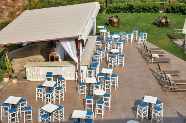 Yüzme havuzuna yakın tezgahı olan boş bir açık hava barı, yukarıdan görüş