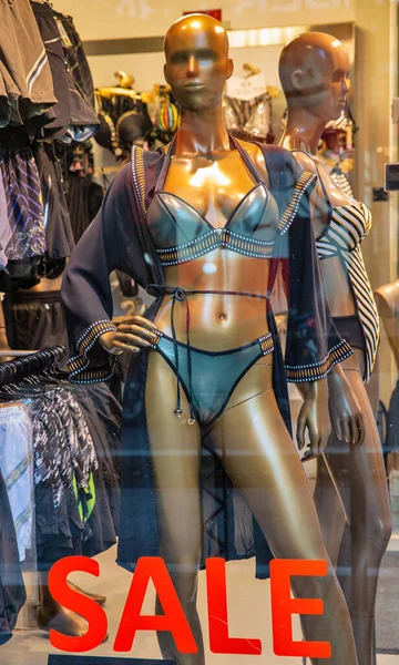 商店橱窗里出售性感女士内衣模特特写特写 — 图库照片