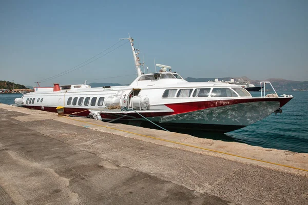 Onherkend Grieks Hydrofolieoud Passagiersschip Afgemeerd Passagiershaven Close Corfu Griekenland — Stockfoto