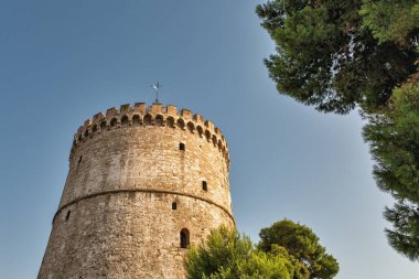 Beyaz Kule. Bir Osmanlı kalesi ve şehir tarihi üzerine etkileşimli bir sergiye ev sahipliği yapan eski bir hapishane. Selanik, Yunanistan.