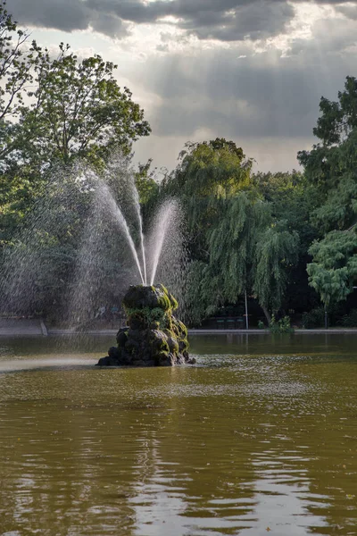 Pond Fountain Cismigiu Gardens Park Bucharest Downtown Capital Romania — стоковое фото