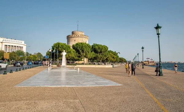 Thessaloniki Greece July 2021 Cityscape People Walking Waterfront Bust Admiral — Stock Fotó