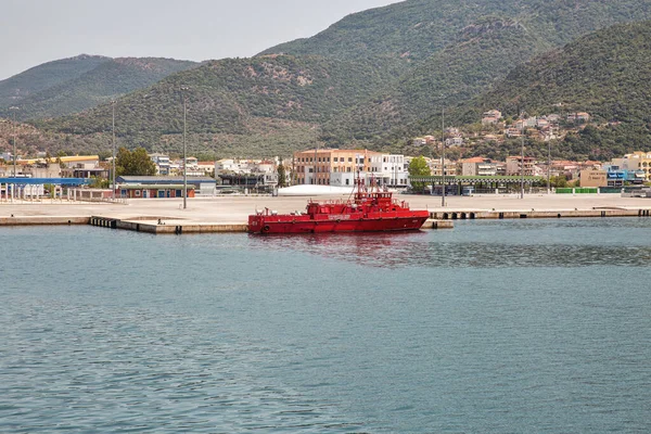 Igoumenitsa Greece August 2021 Cityscape Fire Fighting Boat Moored Port — Stock Photo, Image