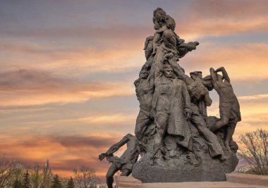 Babyn Yar, Kyiv, Ukrayna 'da öldürülen kişilerin anıtı. İkinci Dünya Savaşı sırasında Naziler tarafından gerçekleştirilen seri katliamların yapıldığı bir yer. Anıt 1976 yılında dikildi..