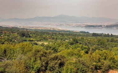 Polyfytos yapay gölü, Servia Neraida köprüsü ve Velventos köyü üzerinde sabah görüşü. Larissa, Yunanistan.