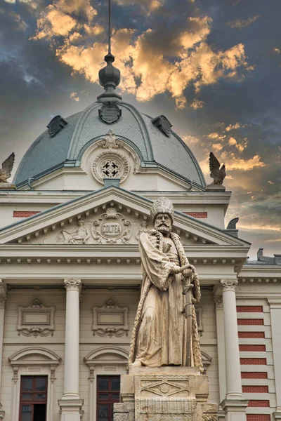 Dramatic Sky Statue Mihail Cantacuzino Coltea Clinical Hospital Bucharest Capital — Foto de Stock