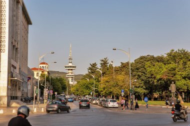Selanik, Yunanistan - 27 Temmuz 2021: Nik ile şehir manzarası. Germanou sokağı, YMCA Parkı, Genç Erkekler Hıristiyan Birliği binası ve uzaktan haberleşme kulesi.