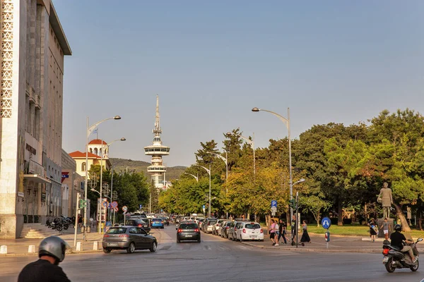 Selanik, Yunanistan - 27 Temmuz 2021: Nik ile şehir manzarası. Germanou sokağı, YMCA Parkı, Genç Erkekler Hıristiyan Birliği binası ve uzaktan haberleşme kulesi.