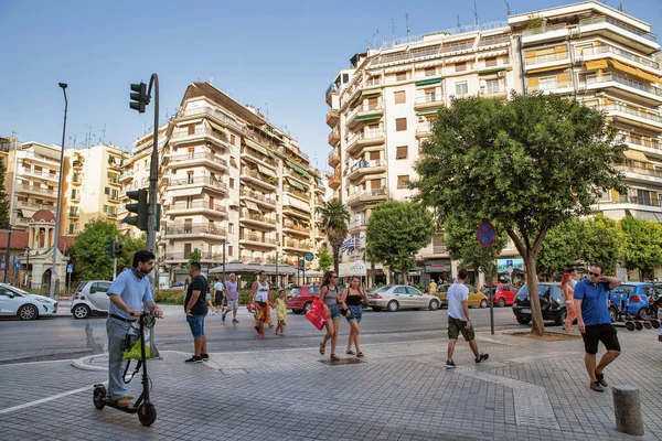 Soluň Řecko Července 2021 Lidé Kráčejí Podél Náměstí Fanarioton Soluň — Stock fotografie