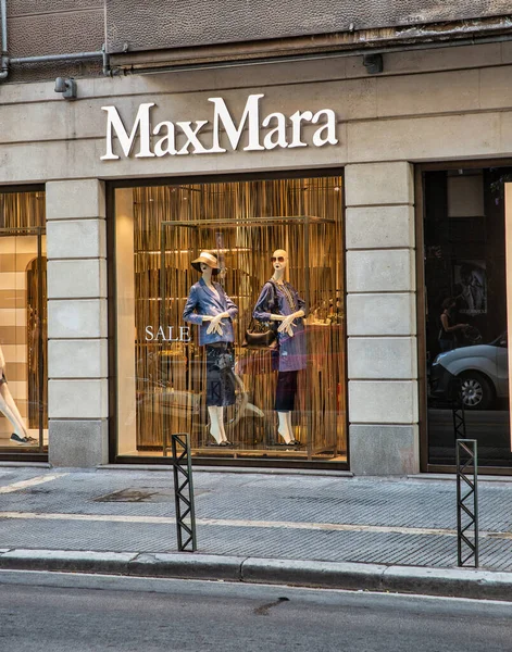 テッサロニキ ギリシャ 2021年7月27日 ダウンタウンのマックス マーラ店 Max Maraは1951年に設立されたイタリアのファッションビジネスです それは服を着る準備ができて市場を開く — ストック写真