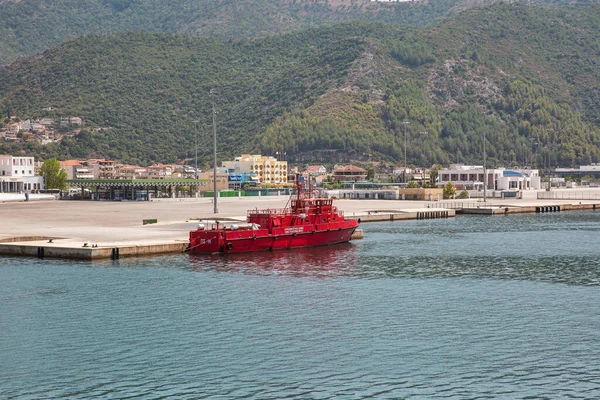 Igoumenitsa ギリシャ 2021年8月10日 港に係留された消防艇Ps 14のある都市景観 海岸線や船内火災と戦うために設計されたポンプやノズルを備えた専門的な水工芸品です — ストック写真