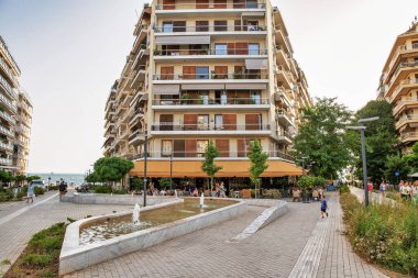 Selanik, Yunanistan - 27 Temmuz 2021: Şehir merkezinde konut mimarisi. Selanik, Yunanistan 'ın ikinci büyük kenti ve Makedonya' nın coğrafi bölgesinin başkentidir..