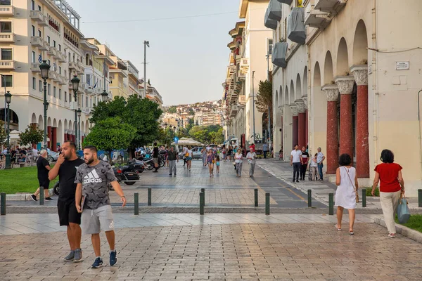 Soluň Řecko Července 2021 Lidé Kráčejí Aristotelově Náměstí Centru Soluň — Stock fotografie